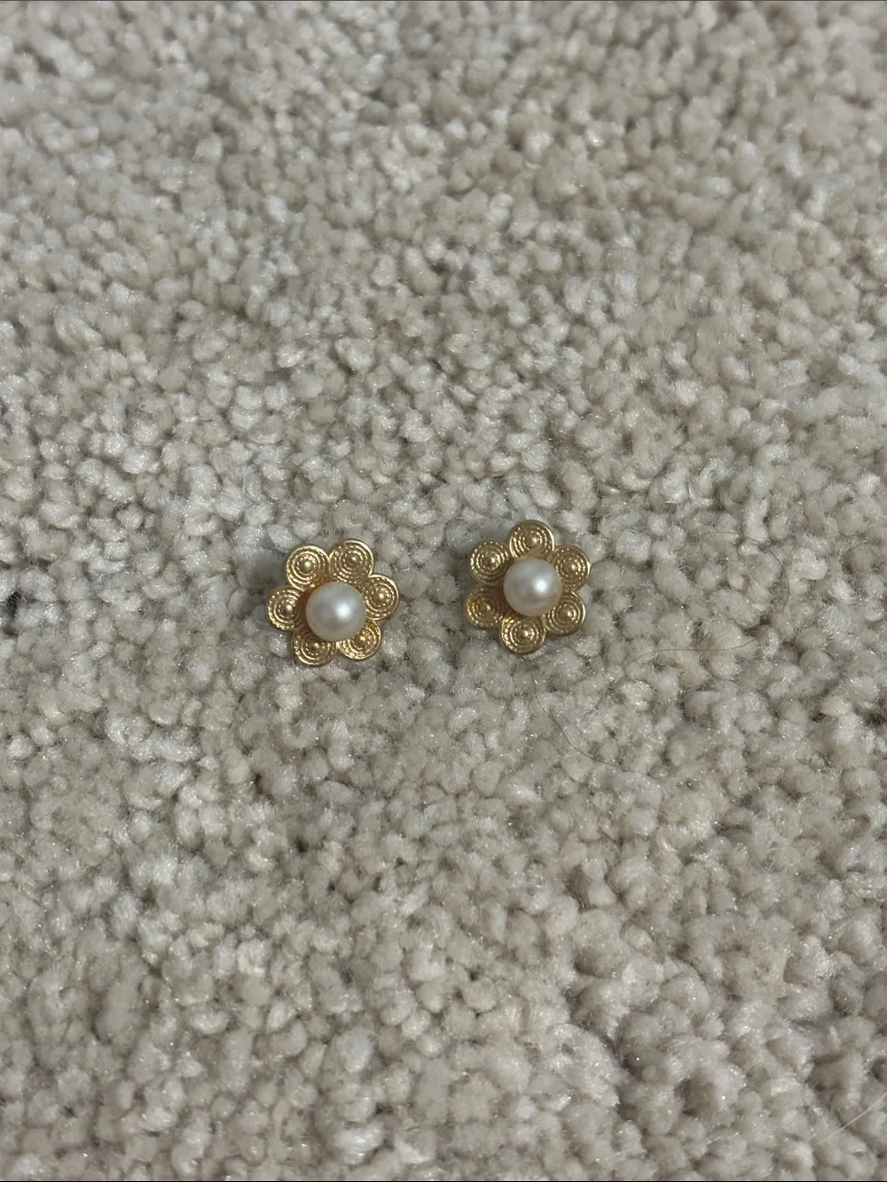 Vintage Gold Flower Pearl Stud Earrings - Classic Floral Design